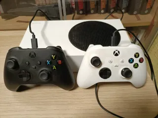 Xbox Series S + 2 Mandos (Blanco y Negro)