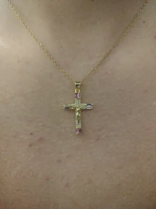 Collar con colgante de cruz de acero inoxidable.