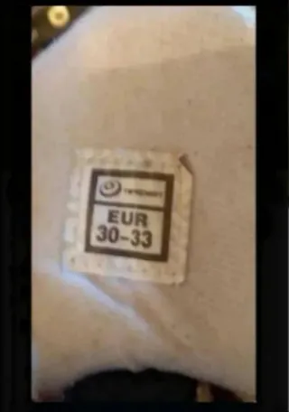 Patines en línea rojos y blancos