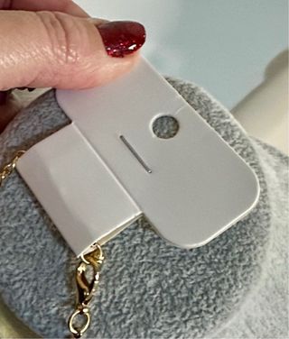 Colar de pérolas dourado e branco