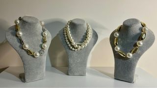 Colar de pérolas dourado e branco