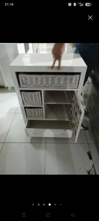 Cajonera de madera y mimbre