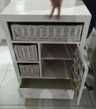 Cajonera de madera y mimbre