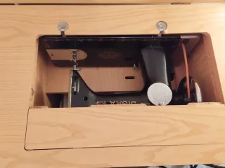 Máquina de coser Sigma antigua con mueble