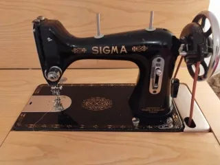 Máquina de coser Sigma antigua con mueble