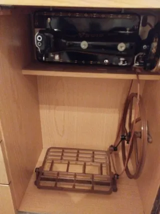 Máquina de coser Sigma antigua con mueble