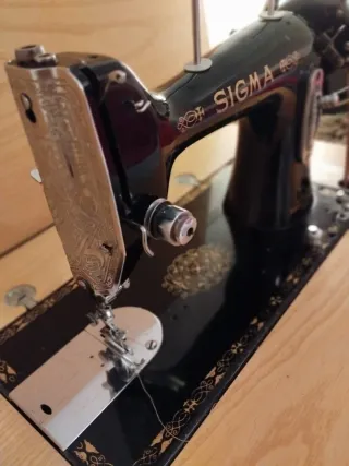 Máquina de coser Sigma antigua con mueble