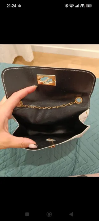 Bolso blanco con diseño geométrico multicolor