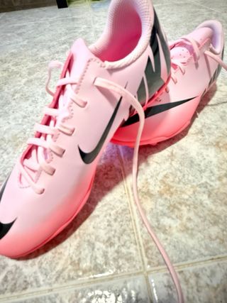 Botas de fútbol Nike rosas