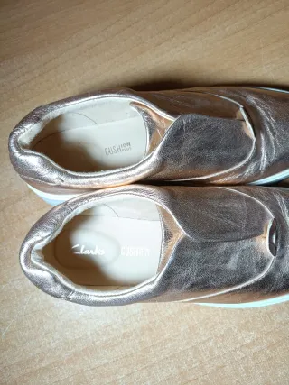 Zapatillas Clarks Cush on Plus Doradas