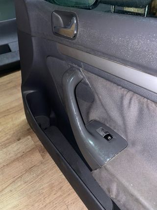 Puerta de coche negra