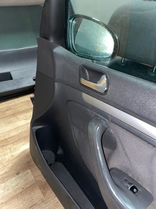 Puerta de coche negra