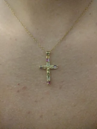Collar con colgante de cruz de acero inoxidable.