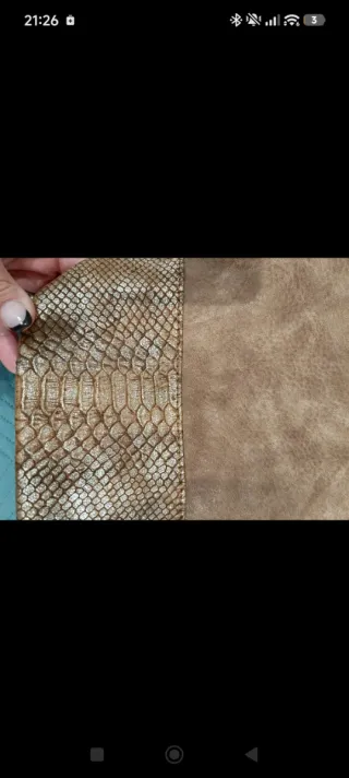 Bolso grande marrón con detalles dorados