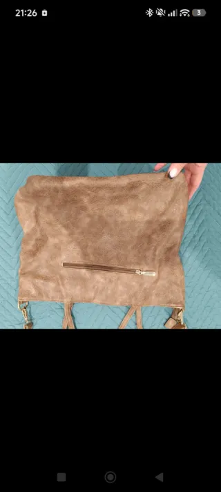 Bolso grande marrón con detalles dorados