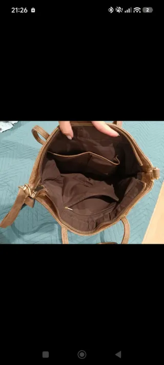 Bolso grande marrón con detalles dorados