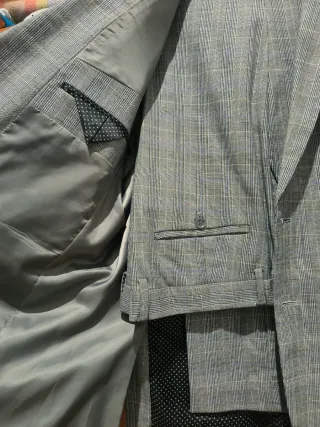 Traje de chaqueta gris a cuadros