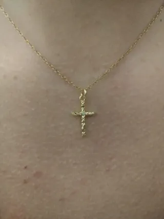 Collar con colganate de cruz de acero inoxidable.