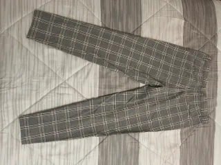 Pantalón cuadros Bershka gris
