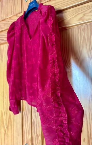 Blusa con volantes y estampado floral