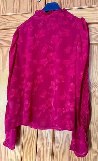 Blusa con volantes y estampado floral