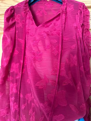 Blusa con volantes y estampado floral