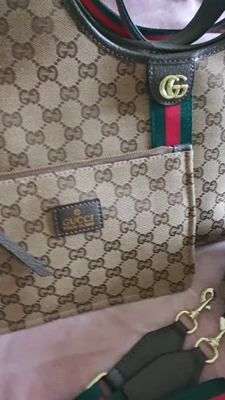 SOLO FINDE 100€.Conjunto Bolso y Gorra con logotip