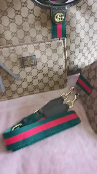 SOLO FINDE 100€.Conjunto Bolso y Gorra con logotip