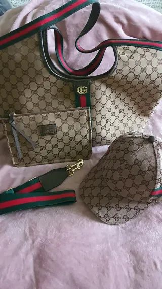 SOLO FINDE 100€.Conjunto Bolso y Gorra con logotip