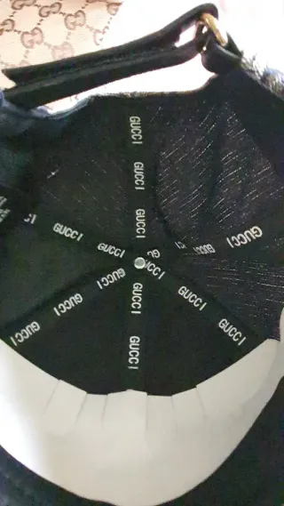 SOLO FINDE 100€.Conjunto Bolso y Gorra con logotip