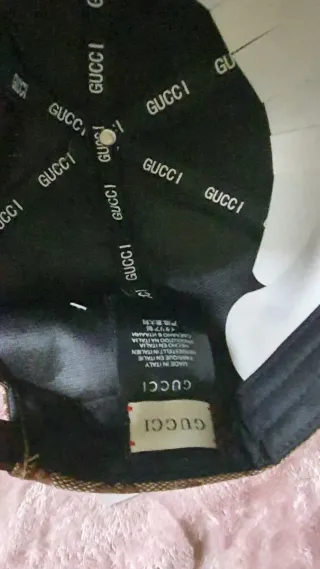 SOLO FINDE 100€.Conjunto Bolso y Gorra con logotip