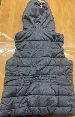 Chaleco acolchado con capucha y borreguito