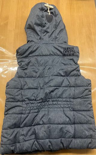 Chaleco acolchado con capucha y borreguito