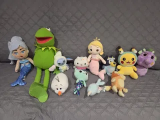 Lote de peluches variados.