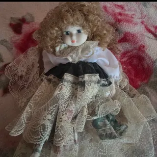 Bambola in porcellana con abito in pizzo