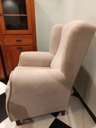 Sillón orejero beige tela