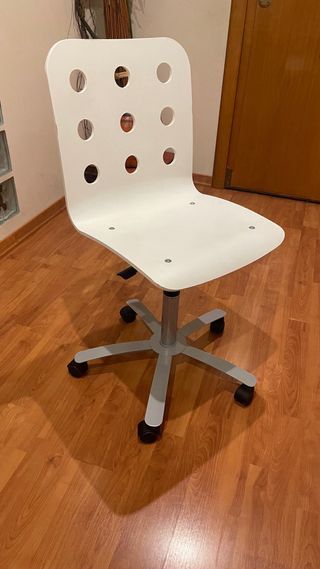 Silla giratoria blanca con base metálica