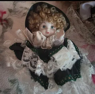 Bambola porcellana vestito pizzo