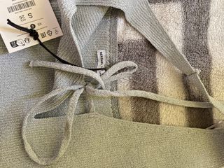 Top plateado Bershka talla S, con marca .