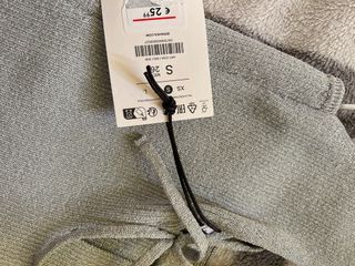 Top plateado Bershka talla S, con marca .