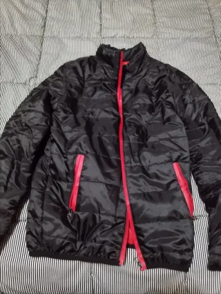 Chaqueta de invierno negra y roja