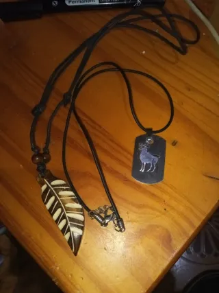 Collar con colgante de cabra y pluma