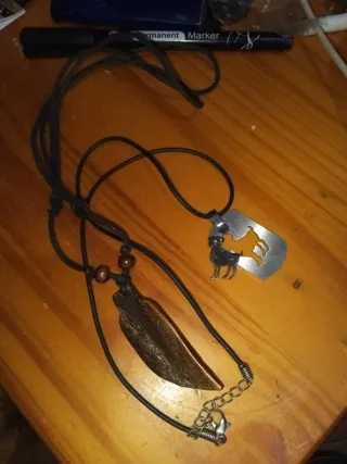 Collar con colgante de cabra y pluma