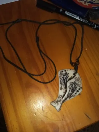 Collar con colgante de cabra y pluma