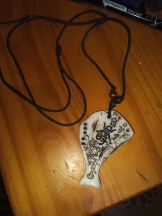 Collar con colgante de cabra y pluma