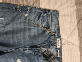 Pantalón vaquero roto
