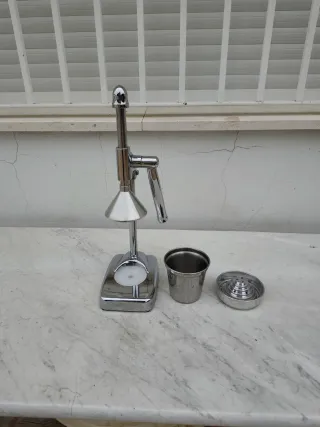 Exprimidor de cítricos cromado