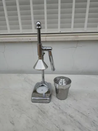 Exprimidor de cítricos cromado