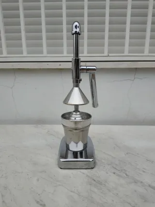 Exprimidor de cítricos cromado