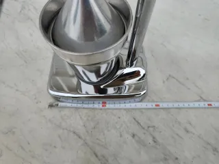 Exprimidor de cítricos cromado